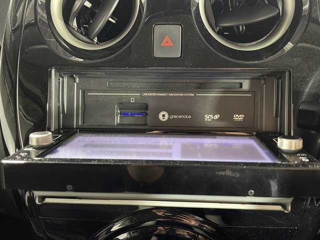 日産 ノート e－パワー X 沖縄県 2017(平29)年 2.6万km ガンＭ 県外仕入れ/禁煙車/エマジェンシーブレーキ/純正ナビ/・ＣＤ／ＤＶＤ/・Ｂｌｕｅｔｏｏｔｈ／フルセグＴＶ/アラウンドビューカメラ/バックカメラ/ドライブレコーダー前方/ＥＴＣ/スペアキー/取扱説明書