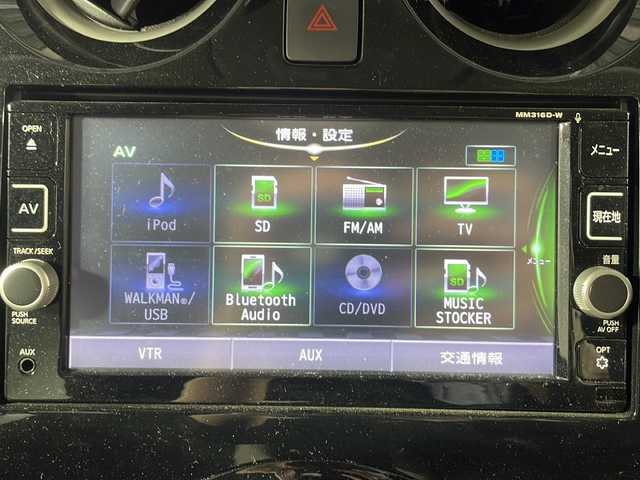 日産 ノート e－パワー X 沖縄県 2017(平29)年 2.6万km ガンＭ 県外仕入れ/禁煙車/エマジェンシーブレーキ/純正ナビ/・ＣＤ／ＤＶＤ/・Ｂｌｕｅｔｏｏｔｈ／フルセグＴＶ/アラウンドビューカメラ/バックカメラ/ドライブレコーダー前方/ＥＴＣ/スペアキー/取扱説明書