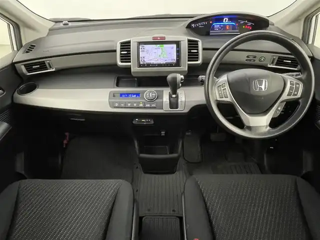 ホンダ フリード ハイブリット ジャストセレクション 福岡県 2014(平26)年 8.6万km ホワイトオーキッドパール 純正ナビ（ＢＴ，フルセグＴＶ）　/バックカメラ　/ビルトインＥＴＣ　/クルーズコントロール　/横滑り防止装置　/ＥＣＯＮ　/アイドリングストップ　/両側電動スライドドア　/電動格納式ドアミラー　/純正フロアマット