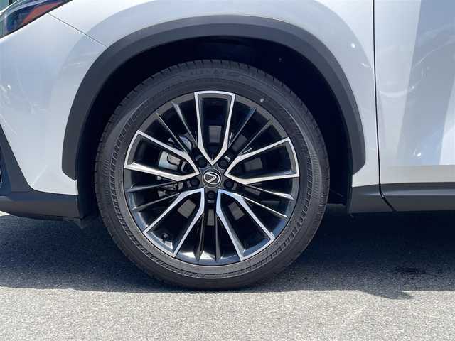 レクサス ＮＸ 250 バージョンL 和歌山県 2023(令5)年 1万km ソニッククォーツ 純正ナビ/パノラミックビューモニター/革巻きステアリング/サンルーフ/三眼LEDヘッドライト/レザーシート/パワーシート/ポジションメモリー/シートヒーター/シートエアベンチレーション/ステアリングヒーター/純正アルミホイール/ドライブレコーダー/パワーバックドア/置くだけ充電/プリクラッシュセーフティー/BSM/クリアランスソナー/フォグランプ