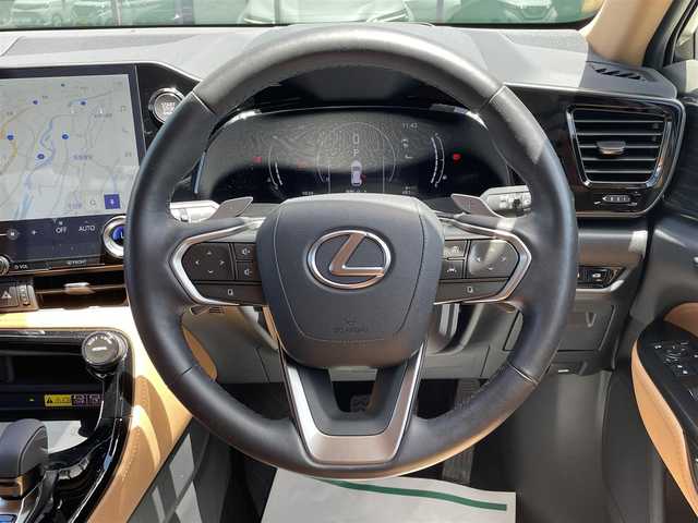 レクサス ＮＸ 250 バージョンL 和歌山県 2023(令5)年 1万km ソニッククォーツ 純正ナビ/パノラミックビューモニター/革巻きステアリング/サンルーフ/三眼LEDヘッドライト/レザーシート/パワーシート/ポジションメモリー/シートヒーター/シートエアベンチレーション/ステアリングヒーター/純正アルミホイール/ドライブレコーダー/パワーバックドア/置くだけ充電/プリクラッシュセーフティー/BSM/クリアランスソナー/フォグランプ