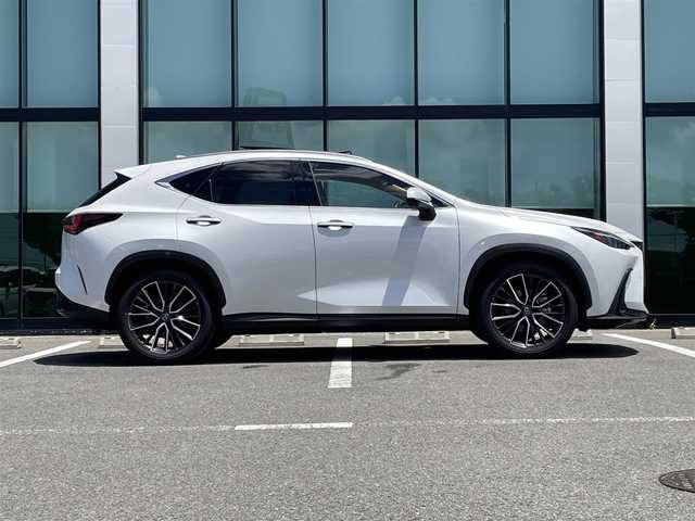 レクサス ＮＸ 250 バージョンL 和歌山県 2023(令5)年 1万km ソニッククォーツ 純正ナビ/パノラミックビューモニター/革巻きステアリング/サンルーフ/三眼LEDヘッドライト/レザーシート/パワーシート/ポジションメモリー/シートヒーター/シートエアベンチレーション/ステアリングヒーター/純正アルミホイール/ドライブレコーダー/パワーバックドア/置くだけ充電/プリクラッシュセーフティー/BSM/クリアランスソナー/フォグランプ