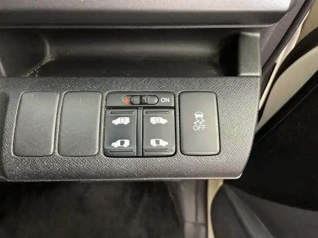 ホンダ ステップワゴン スパーダ Z HDDナビED 鹿児島県 2011(平23)年 14.7万km プレミアムホワイトパール ワンオーナー　/純正ナビ　/（フルセグ/Ｂｌｕｅｔｏｏｔｈ/CD/DVD)　/バックカメラ　/両側パワースライドドア　/ドアバイザー　/パドルシフト　/純正フロアマット　/ＥＴＣ　/純正１６インチアルミホイール　/スマートキー/スペアキー1本/保証書　/取扱説明書