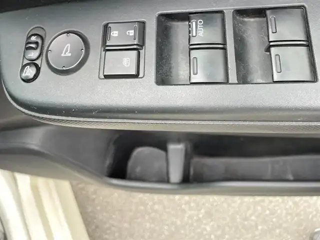 ホンダ ステップワゴン スパーダ Z HDDナビED 大阪府 2011(平23)年 14.7万km プレミアムホワイトパール ”(株)IDOMが運営する【じしゃロン堺店】の自社ローン専用車両になります。/こちらは現金またはオートローンご利用時の価格です。自社ローンご希望の方は別途その旨お申付け下さい”