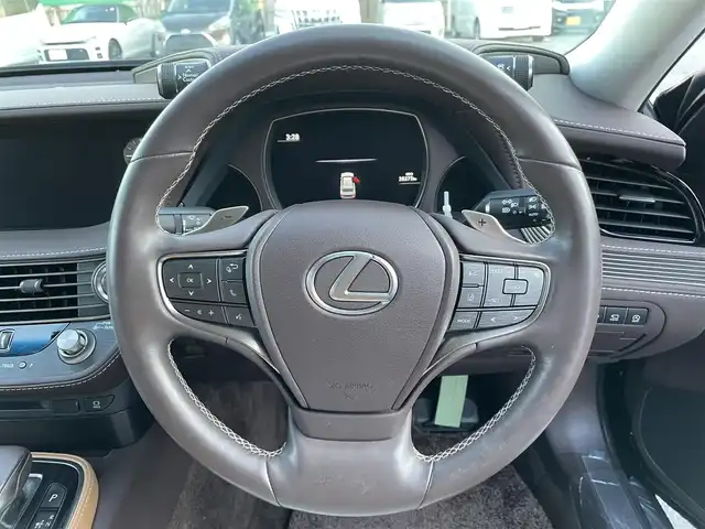 レクサス ＬＳ 500 Iパッケージ 千葉県 2018(平30)年 2.9万km グラファイトブラックガラスフレーク トパーズブラウンレザーシート/パノラミックビューカメラ/純正12.3インチワイドナビ/・CD/DVD/MSV/Bluetooth/フルセグ/全席パワーシート/前席シートヒーター/前席シートベンチレーション/全ドアイージークローザー/パワートランクリッド/デジタルインナーミラー/レクサスセーフティーシステムプラス/・プリクラッシュセーフティー/・レーンキープアシスト/・ブラインドスポットモニター/・パーキングサポートブレーキ/・ブラインドスポットモニター/・PKSA/アダプティブクルーズコントロール/ハイトコントロール/ヘッドアップディスプレイ/オートマチックハイビーム/パドルシフト/スマートキー/純正19インチアルミホイール/AC100V100W電源/純正LEDヘッドライト/ビルトインETC2.0/前後コーナーセンサー/サイド＆カーテンエアバッグ/新車時保証書＆取扱説明書