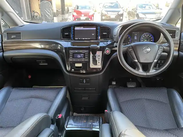 日産 エルグランド 250ハイウェイスター 道央・札幌 2014(平26)年 13万km ブリリアントホワイトパール (株)IDOMが運営する【じしゃロン札幌豊平店】の自社ローン対象車両になります。こちらは現金ご利用時の価格です。/自社ローンご希望の方は別途その旨お申付け下さい。/プッシュスタート/純正ナビ・フルセグTV/バックカメラ/純正フリップダウンモニター/左側パワースライドドア/ETC