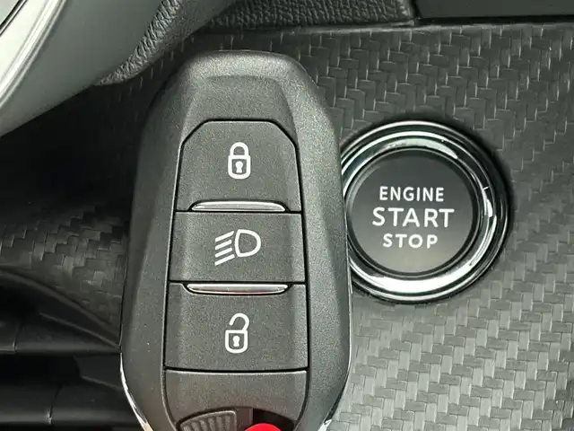 プジョー プジョー ２００８ GT ブルー HDi 静岡県 2022(令4)年 1.1万km ヴァーティゴブルー パノラミックサンルーフ/ハーフレザーシート/シートヒーター/ディスプレイオーディオ/CarPlay/AndroidAuto/バックカメラ/ACC/LKA/BSM/LEDヘッドライト/ドライブモード/インテリジェントハイビーム/ETC