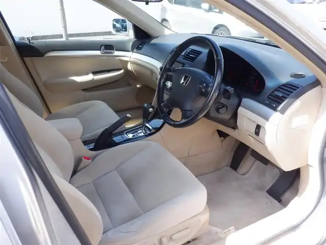 ホンダ インスパイア 30TL 静岡県 2003(平15)年 6.6万km サテンシルバーメタリック 走行65865キロ（登録時）/カードキー/前席パワーシート/純正CDオーディオ/HIDヘッドライト/フォグランプ/純正16インチアルミ/クルーズコントロール/純正フロアマット/純正ドアバイザー/スペアキー/オートエアコン/取説あり