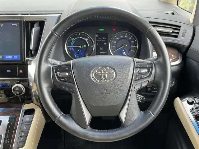 トヨタ ヴェルファイア ハイブリット X 道央・札幌 2018(平30)年 6.6万km ブラック ・４WD/・衝突軽減ブレーキ/・寒冷地仕様/・両側パワースライドドア/・サンルーフ/・純正ナビ/　CD＆DVD＆BT＆TV/・バックカメラ/・フリップダウンモニター/・コーナーセンサー/・レーンキープアシスト/・レーダークルーズコントロール/・AC１００V /・ワイパー熱線/・オートエアコン/・オートライト/・オートリトラミラー/・ステアリングスイッチ/・ハンズフリー/・プッシュスタート/・スマートキー/・リアヒッチメンバー/・ビルトインETC/・LEDヘッドライト/・MT付きAT/・純正フロアマット/・ドアバイザー/・ウィンカーミラー/・フォグライト/・スペアキー