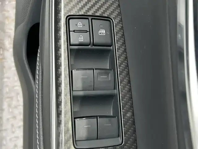 トヨタ クラウン ハイブリッド RS アドバンス 鹿児島県 2018(平30)年 5.2万km パール 禁煙車/ムーンルーフ/純正ナビ/（AM・FM/CD・DVD/フルセグ/BT/USB/MSV/AUX）/パノラミックビューモニター/デジタルインナーミラー/ビルトインETC2.0/純正ドラレコ/室内ドラレコ/テレビキャンセラー/トヨタセーフティセンス/・プリクラッシュセーフティ/・オートマチックハイビーム/・ロードサインアシスト/・先行車発進告知機能/・レーントレーシングアシスト/・レーダークルーズコントロール/インテリジェントクリアランスソナー/リアクロストラフィックアラート/パーキングサポートブレーキ/ブラインドスポットモニター/リヤカメラディテクション/純正ドアバイザー/純正フロアマット/純正18インチAW/メモリシート/電格ミラー/革巻きステアリング/ステアリングリモコン/電動パーキング/プッシュスタート/スマートキー