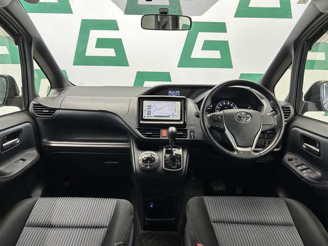 トヨタ ヴォクシー ZS 鹿児島県 2014(平26)年 7.5万km ブラッキッシュアゲハガラスフレーク ワンオーナー/片側パワースライドドア/アイドリングストップ/純正7インチSDナビ【NSCP-W62】/（CD/DVD/ワンセグ/Bluetooth/SD）/ビルトインETC/バックカメラ/革巻きステアリング/ステアリングリモコン/純正LEDヘッドライト/フロントフォグランプ/オートライト/スペアタイヤ1本/純正フロアマット/純正ドアバイザー/純正16インチアルミ/保証書&取扱説明書