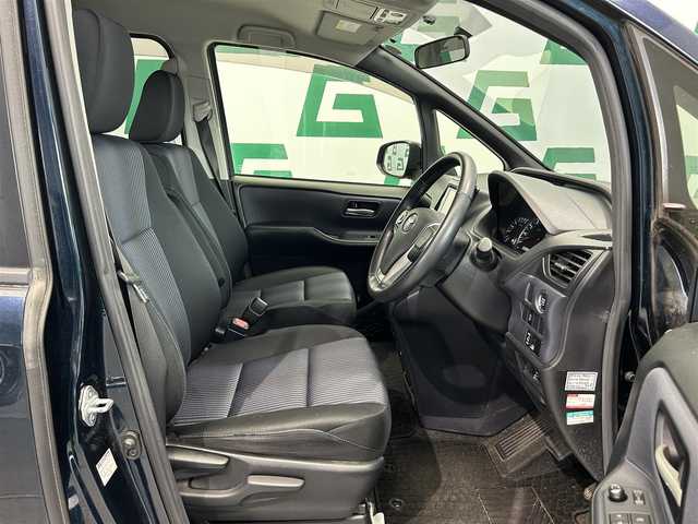 トヨタ ヴォクシー ZS 鹿児島県 2014(平26)年 7.5万km ブラッキッシュアゲハガラスフレーク ワンオーナー/片側パワースライドドア/アイドリングストップ/純正7インチSDナビ【NSCP-W62】/（CD/DVD/ワンセグ/Bluetooth/SD）/ビルトインETC/バックカメラ/革巻きステアリング/ステアリングリモコン/純正LEDヘッドライト/フロントフォグランプ/オートライト/スペアタイヤ1本/純正フロアマット/純正ドアバイザー/純正16インチアルミ/保証書&取扱説明書