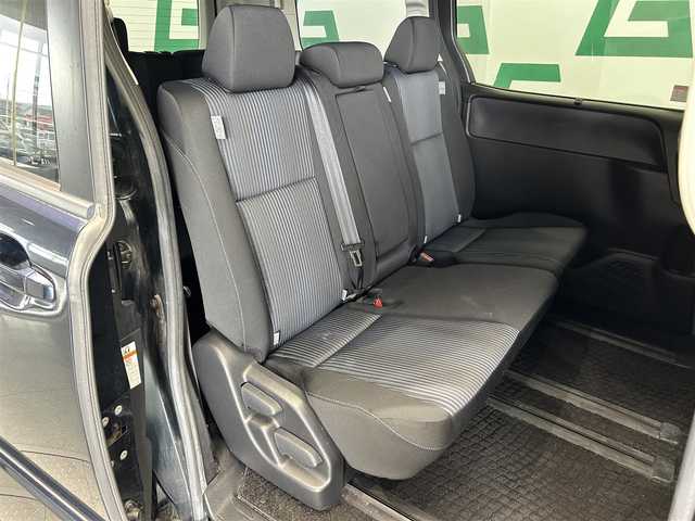 トヨタ ヴォクシー ZS 鹿児島県 2014(平26)年 7.5万km ブラッキッシュアゲハガラスフレーク ワンオーナー/片側パワースライドドア/アイドリングストップ/純正7インチSDナビ【NSCP-W62】/（CD/DVD/ワンセグ/Bluetooth/SD）/ビルトインETC/バックカメラ/革巻きステアリング/ステアリングリモコン/純正LEDヘッドライト/フロントフォグランプ/オートライト/スペアタイヤ1本/純正フロアマット/純正ドアバイザー/純正16インチアルミ/保証書&取扱説明書