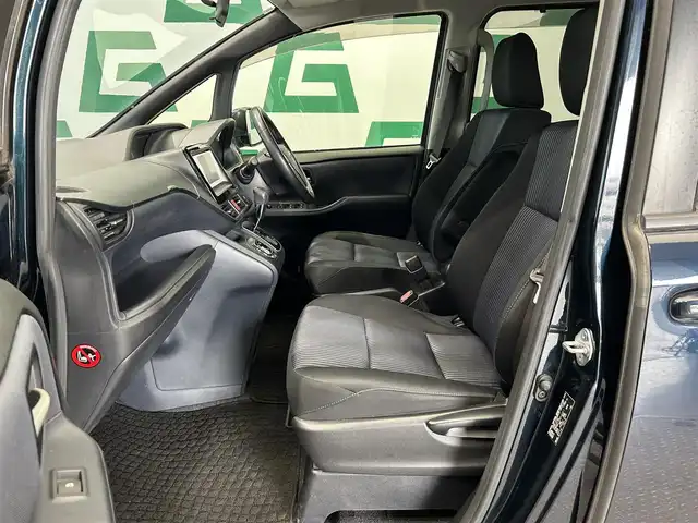 トヨタ ヴォクシー ZS 鹿児島県 2014(平26)年 7.5万km ブラッキッシュアゲハガラスフレーク ワンオーナー/片側パワースライドドア/アイドリングストップ/純正7インチSDナビ【NSCP-W62】/（CD/DVD/ワンセグ/Bluetooth/SD）/ビルトインETC/バックカメラ/革巻きステアリング/ステアリングリモコン/純正LEDヘッドライト/フロントフォグランプ/オートライト/スペアタイヤ1本/純正フロアマット/純正ドアバイザー/純正16インチアルミ/保証書&取扱説明書