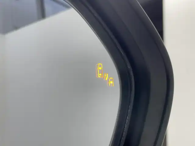 トヨタ Ｃ－ＨＲ G 大阪府 2017(平29)年 2.2万km ホワイトパールクリスタルシャイン TRDエアロ 黒革シート 純正ナビ(フルセグ/DVD再生/Bluetooth) 衝突軽減 レーダークルコン クリアランスソナー BSM レーンアシスト オートハイビーム シートヒーター
