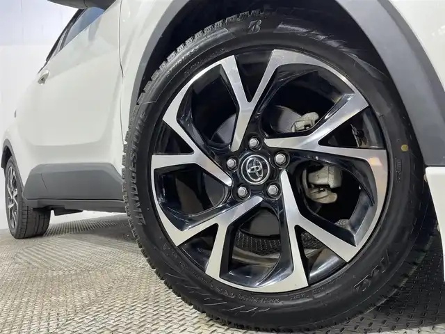 トヨタ Ｃ－ＨＲ G 大阪府 2017(平29)年 2.2万km ホワイトパールクリスタルシャイン TRDエアロ 黒革シート 純正ナビ(フルセグ/DVD再生/Bluetooth) 衝突軽減 レーダークルコン クリアランスソナー BSM レーンアシスト オートハイビーム シートヒーター