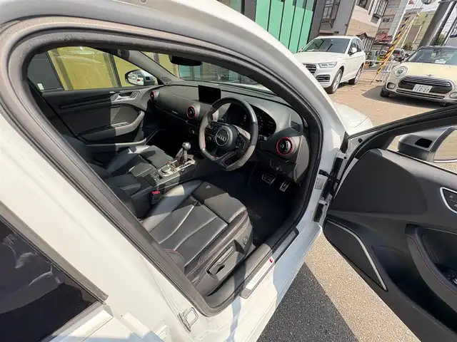 アウディ ＲＳ３ 石川県 2018(平30)年 4.5万km 白 4WD/衝突軽減ブレーキ/アウディプレセンス/アダプティブクルーズコントロール/純正ナビ/バックカメラ/フルセグTV/Bluetooth/CD/USB/AUX/バング＆オルフセンサウンド/電動格納ミラー/サイドアシスト/クリアランスソナー/オートライト/オートマチックハイビーム/黒レザーシート/シートヒーター/コンビステアリング/パドルシフト/ETC