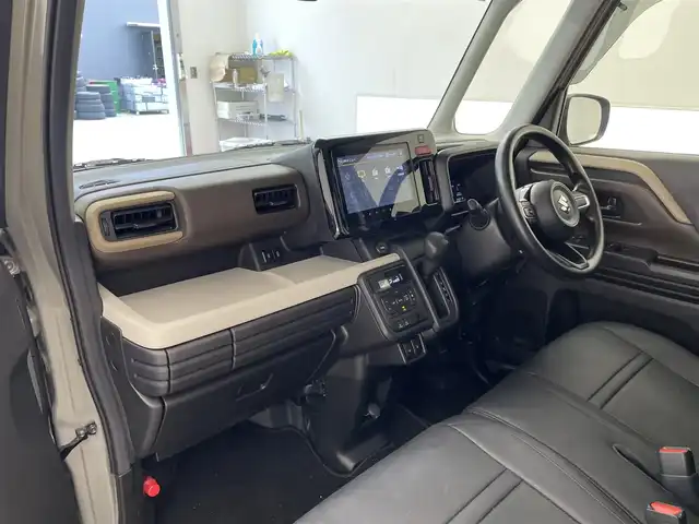 スズキ スペーシア HYBRID X 滋賀県 2024(令6)年 0.8万km モスグレーメタリック 純正9インチナビ/【CD.DVD.Bluetooth.フルセグTV】/全方位カメラ/衝突軽減ブレーキ/前席シートヒーター/両側パワースライドドア/レザー調シートカバー/コーナーセンサー/LEDヘッドライト/オートライト/アイドリングストップ/オットマン/スマートキー