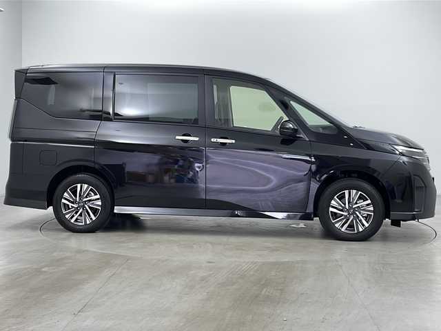 日産 セレナ e－4ORCE ハイウェイスターV 道央・札幌 2024(令6)年 0.1万km ダイヤモンドブラック ・4WD/・純正ディスプレイオーディオ&TV&BT&AppleCarplay&AndroidAuto/・両側パワースライドドア/・ハンズフリースライドドア/・インテリジェントアラウンドビューモニター/・プロパイロット/・エマージェンシーブレーキ/・ハンドル支援/・フロント&バックソナー/・シートヒーター（1列目/2列目）/・デジタルインナーミラー/・置くだけ充電/・AC100V/・純正フロアマット/・LEDヘッドライト/・オートライト/・オートマチックハイビーム/・スマートキー