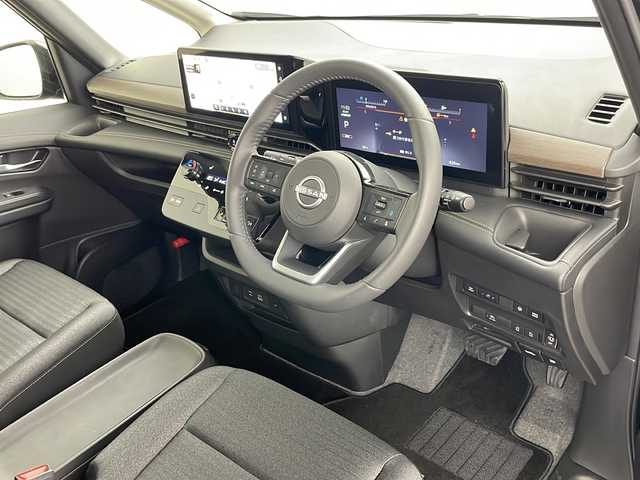 日産 セレナ e－4ORCE ハイウェイスターV 道央・札幌 2024(令6)年 0.1万km ダイヤモンドブラック ・4WD/・純正ディスプレイオーディオ&TV&BT&AppleCarplay&AndroidAuto/・両側パワースライドドア/・ハンズフリースライドドア/・インテリジェントアラウンドビューモニター/・プロパイロット/・エマージェンシーブレーキ/・ハンドル支援/・フロント&バックソナー/・シートヒーター（1列目/2列目）/・デジタルインナーミラー/・置くだけ充電/・AC100V/・純正フロアマット/・LEDヘッドライト/・オートライト/・オートマチックハイビーム/・スマートキー