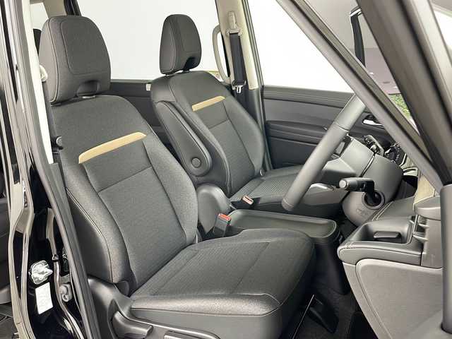 日産 セレナ e－4ORCE ハイウェイスターV 道央・札幌 2024(令6)年 0.1万km ダイヤモンドブラック ・4WD/・純正ディスプレイオーディオ&TV&BT&AppleCarplay&AndroidAuto/・両側パワースライドドア/・ハンズフリースライドドア/・インテリジェントアラウンドビューモニター/・プロパイロット/・エマージェンシーブレーキ/・ハンドル支援/・フロント&バックソナー/・シートヒーター（1列目/2列目）/・デジタルインナーミラー/・置くだけ充電/・AC100V/・純正フロアマット/・LEDヘッドライト/・オートライト/・オートマチックハイビーム/・スマートキー