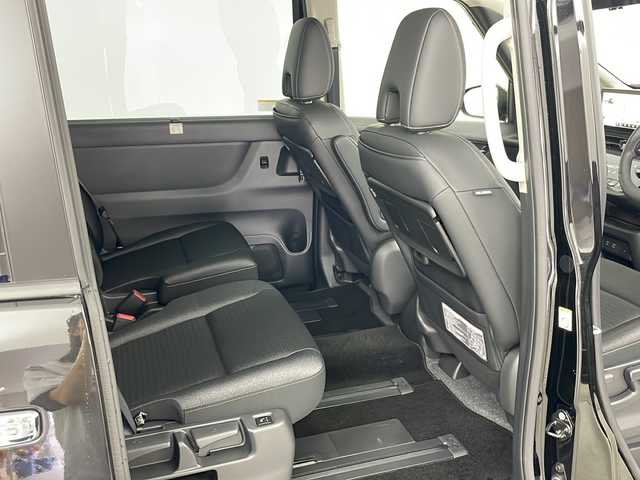 日産 セレナ e－4ORCE ハイウェイスターV 道央・札幌 2024(令6)年 0.1万km ダイヤモンドブラック ・4WD/・純正ディスプレイオーディオ&TV&BT&AppleCarplay&AndroidAuto/・両側パワースライドドア/・ハンズフリースライドドア/・インテリジェントアラウンドビューモニター/・プロパイロット/・エマージェンシーブレーキ/・ハンドル支援/・フロント&バックソナー/・シートヒーター（1列目/2列目）/・デジタルインナーミラー/・置くだけ充電/・AC100V/・純正フロアマット/・LEDヘッドライト/・オートライト/・オートマチックハイビーム/・スマートキー