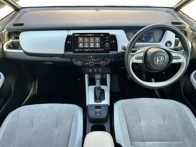 ホンダ フィット e:HEVホーム 大阪府 2023(令5)年 0.5万km グレー ワンオーナー/衝突軽減ブレーキ/純正9インチBTオーディオ/フルセグテレビ/全方位カメラ/ETC2.0/前後ドライブレコーダー/前席シートヒーター/電動パーキングブレーキ/オートホールド/クルーズコントロール/ステアリングスイッチ/プッシュスタートボタン/スマートキー/LEDヘッドライト/オートライト/純正フロアマット/スペアキー/色コード　NH902PX/保証書/取扱説明書/Ｂｌｕｅｔｏｏｔｈオーディオ取扱説明書