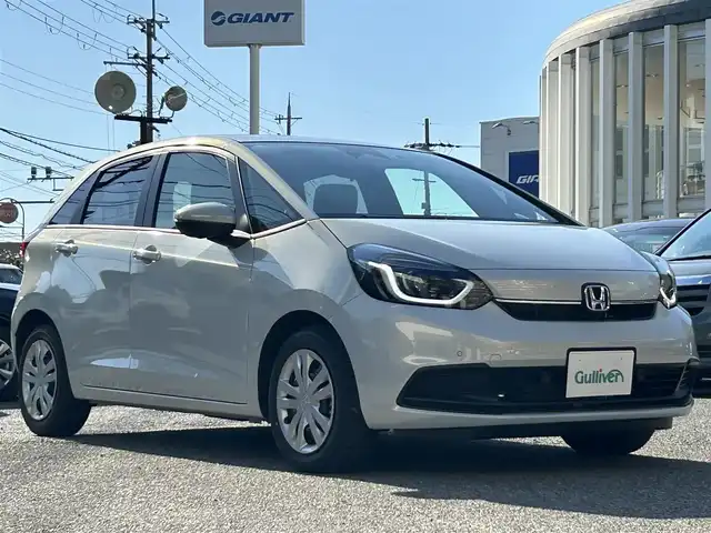 ホンダ フィット e:HEVホーム 大阪府 2023(令5)年 0.5万km グレー ワンオーナー/衝突軽減ブレーキ/純正9インチBTオーディオ/フルセグテレビ/全方位カメラ/ETC2.0/前後ドライブレコーダー/前席シートヒーター/電動パーキングブレーキ/オートホールド/クルーズコントロール/ステアリングスイッチ/プッシュスタートボタン/スマートキー/LEDヘッドライト/オートライト/純正フロアマット/スペアキー/色コード　NH902PX/保証書/取扱説明書/Ｂｌｕｅｔｏｏｔｈオーディオ取扱説明書