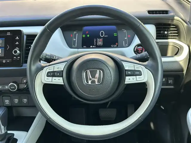 ホンダ フィット e:HEVホーム 大阪府 2023(令5)年 0.5万km グレー ワンオーナー/衝突軽減ブレーキ/純正9インチBTオーディオ/フルセグテレビ/全方位カメラ/ETC2.0/前後ドライブレコーダー/前席シートヒーター/電動パーキングブレーキ/オートホールド/クルーズコントロール/ステアリングスイッチ/プッシュスタートボタン/スマートキー/LEDヘッドライト/オートライト/純正フロアマット/スペアキー/色コード　NH902PX/保証書/取扱説明書/Ｂｌｕｅｔｏｏｔｈオーディオ取扱説明書