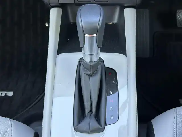 ホンダ フィット e:HEVホーム 大阪府 2023(令5)年 0.5万km グレー ワンオーナー/衝突軽減ブレーキ/純正9インチBTオーディオ/フルセグテレビ/全方位カメラ/ETC2.0/前後ドライブレコーダー/前席シートヒーター/電動パーキングブレーキ/オートホールド/クルーズコントロール/ステアリングスイッチ/プッシュスタートボタン/スマートキー/LEDヘッドライト/オートライト/純正フロアマット/スペアキー/色コード　NH902PX/保証書/取扱説明書/Ｂｌｕｅｔｏｏｔｈオーディオ取扱説明書