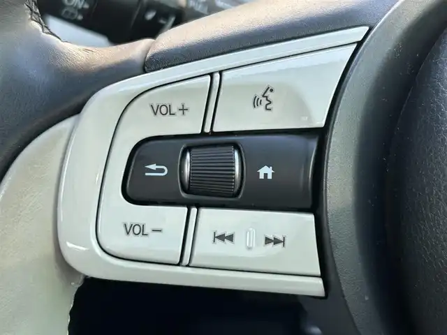 ホンダ フィット e:HEVホーム 大阪府 2023(令5)年 0.5万km グレー ワンオーナー/衝突軽減ブレーキ/純正9インチBTオーディオ/フルセグテレビ/全方位カメラ/ETC2.0/前後ドライブレコーダー/前席シートヒーター/電動パーキングブレーキ/オートホールド/クルーズコントロール/ステアリングスイッチ/プッシュスタートボタン/スマートキー/LEDヘッドライト/オートライト/純正フロアマット/スペアキー/色コード　NH902PX/保証書/取扱説明書/Ｂｌｕｅｔｏｏｔｈオーディオ取扱説明書