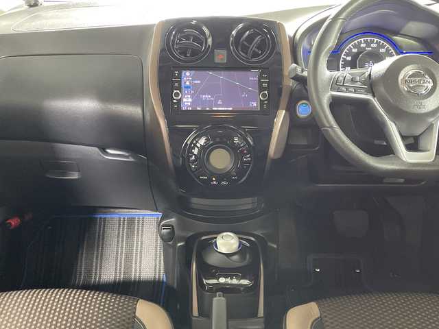 日産 ノート e－パワー メダリスト 神奈川県 2018(平30)年 3.4万km プレミアムコロナオレンジ エマージェンシーブレーキ/レーンキープアシスト/レーダークルーズコントロール/純正7型ナビ【MM518D-L】/・BT/フルセグTV/CD/DVD/SD/AUX/BD/アラウンドビューモニター/インテリジェントルームミラー/ETC/前後ドライブレコーダー/ECO/Sモード/革巻きステアリング/ステアリングスイッチ/Autoライト/ハーフレザーシート/LEDヘッドライト/フォグランプ/ソナー/電動格納ミラー/ウィンカーミラー/純正フロアマット/純正15インチアルミホイール/純正ドアバイザー