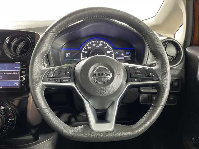 日産 ノート e－パワー メダリスト 神奈川県 2018(平30)年 3.4万km プレミアムコロナオレンジ エマージェンシーブレーキ/レーンキープアシスト/レーダークルーズコントロール/純正7型ナビ【MM518D-L】/・BT/フルセグTV/CD/DVD/SD/AUX/BD/アラウンドビューモニター/インテリジェントルームミラー/ETC/前後ドライブレコーダー/ECO/Sモード/革巻きステアリング/ステアリングスイッチ/Autoライト/ハーフレザーシート/LEDヘッドライト/フォグランプ/ソナー/電動格納ミラー/ウィンカーミラー/純正フロアマット/純正15インチアルミホイール/純正ドアバイザー