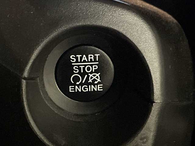 クライスラー・ジープ ジープ レネゲード リミテッド 埼玉県 2020(令2)年 2.5万km ガンＭ サンルーフ/純正ナビ/　　USB/BT/フルセグTV/バックカメラ/クルーズコントロール/LEDオートライト/レザーシート/パワーシート/シートヒーター/ステアリングヒーター/純正17インチAW/プッシュスタート/ETC/禁煙車