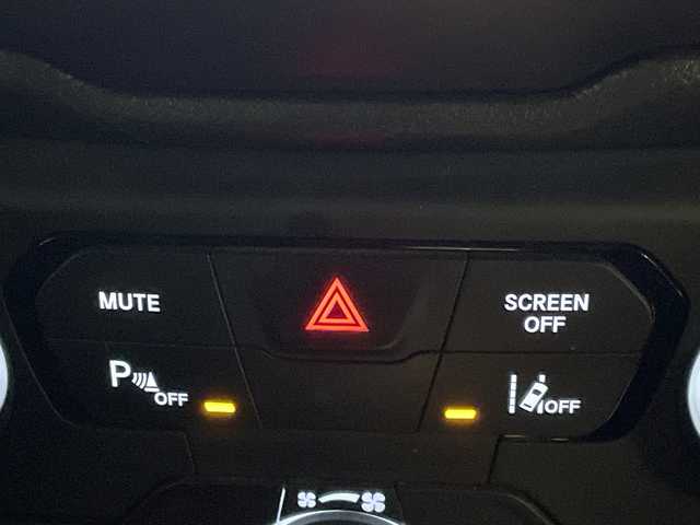 クライスラー・ジープ ジープ レネゲード リミテッド 埼玉県 2020(令2)年 2.5万km ガンＭ サンルーフ/純正ナビ/　　USB/BT/フルセグTV/バックカメラ/クルーズコントロール/LEDオートライト/レザーシート/パワーシート/シートヒーター/ステアリングヒーター/純正17インチAW/プッシュスタート/ETC/禁煙車