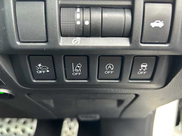 スバル レガシィ Ｂ４ リミテッド 富山県 2015(平27)年 6.6万km クリスタルホワイトP ワンオーナー/レザーシート/スマートキー×２/純正Pnasonic製メモリーナビ(CN-LR800D)/DVD/MSV/BT/フルセグTV/バックカメラ/ETC/前席パワーシート/シートメモリー/前席シートヒーター/LEDヘッドライト/フォグ/バクフォグ/純正17インチAW/電格ウィンカーミラー/レーダークルコン/衝突安全ブレーキ/レーンキープアシスト/プッシュスタート/電動Pブレーキ/皮巻きステアリング/ステアリングスイッチ/横滑り防止装置/アイドリングストップ/保証書・取説