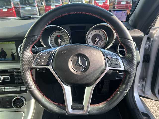 メルセデス・ベンツ ＳＬＫ２００ 福岡県 2014(平26)年 7.5万km シルバー ガラスルーフ/純正ナビ（フルセグテレビ/Bluetooth/CD）/クルーズコントロール/LEDヘッドライト/オートライト/革シート/シートヒーター/パワーシート/純正18インチアルミホイール/ステアリングスイッチ/USBポート/横滑り防止装置/盗難防止装置/コーナーセンサー/スマートキー/ETC/ドライブレコーダー（前方のみ）/保証書/取扱説明書