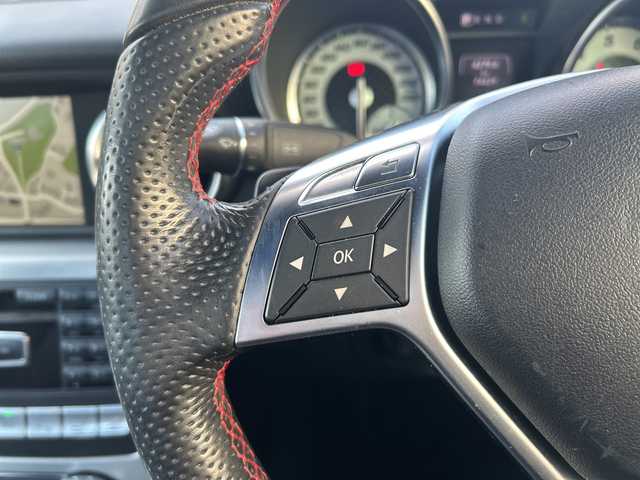 メルセデス・ベンツ ＳＬＫ２００ 福岡県 2014(平26)年 7.5万km シルバー ガラスルーフ/純正ナビ（フルセグテレビ/Bluetooth/CD）/クルーズコントロール/LEDヘッドライト/オートライト/革シート/シートヒーター/パワーシート/純正18インチアルミホイール/ステアリングスイッチ/USBポート/横滑り防止装置/盗難防止装置/コーナーセンサー/スマートキー/ETC/ドライブレコーダー（前方のみ）/保証書/取扱説明書