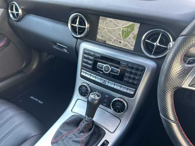 メルセデス・ベンツ ＳＬＫ２００ 福岡県 2014(平26)年 7.5万km シルバー ガラスルーフ/純正ナビ（フルセグテレビ/Bluetooth/CD）/クルーズコントロール/LEDヘッドライト/オートライト/革シート/シートヒーター/パワーシート/純正18インチアルミホイール/ステアリングスイッチ/USBポート/横滑り防止装置/盗難防止装置/コーナーセンサー/スマートキー/ETC/ドライブレコーダー（前方のみ）/保証書/取扱説明書