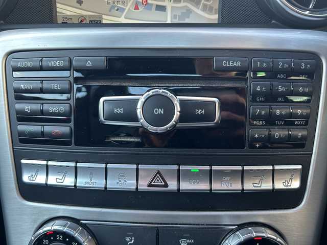 メルセデス・ベンツ ＳＬＫ２００ 福岡県 2014(平26)年 7.5万km シルバー ガラスルーフ/純正ナビ（フルセグテレビ/Bluetooth/CD）/クルーズコントロール/LEDヘッドライト/オートライト/革シート/シートヒーター/パワーシート/純正18インチアルミホイール/ステアリングスイッチ/USBポート/横滑り防止装置/盗難防止装置/コーナーセンサー/スマートキー/ETC/ドライブレコーダー（前方のみ）/保証書/取扱説明書