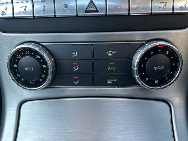 メルセデス・ベンツ ＳＬＫ２００ 福岡県 2014(平26)年 7.5万km シルバー ガラスルーフ/純正ナビ（フルセグテレビ/Bluetooth/CD）/クルーズコントロール/LEDヘッドライト/オートライト/革シート/シートヒーター/パワーシート/純正18インチアルミホイール/ステアリングスイッチ/USBポート/横滑り防止装置/盗難防止装置/コーナーセンサー/スマートキー/ETC/ドライブレコーダー（前方のみ）/保証書/取扱説明書