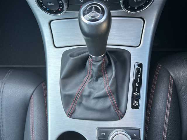 メルセデス・ベンツ ＳＬＫ２００ 福岡県 2014(平26)年 7.5万km シルバー ガラスルーフ/純正ナビ（フルセグテレビ/Bluetooth/CD）/クルーズコントロール/LEDヘッドライト/オートライト/革シート/シートヒーター/パワーシート/純正18インチアルミホイール/ステアリングスイッチ/USBポート/横滑り防止装置/盗難防止装置/コーナーセンサー/スマートキー/ETC/ドライブレコーダー（前方のみ）/保証書/取扱説明書