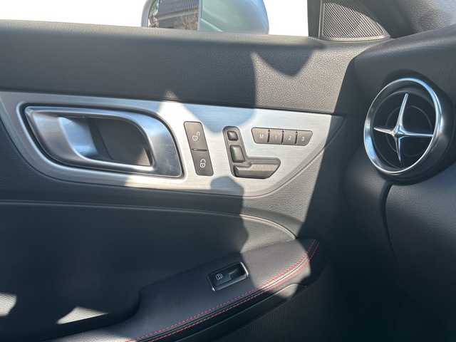 メルセデス・ベンツ ＳＬＫ２００ 福岡県 2014(平26)年 7.5万km シルバー ガラスルーフ/純正ナビ（フルセグテレビ/Bluetooth/CD）/クルーズコントロール/LEDヘッドライト/オートライト/革シート/シートヒーター/パワーシート/純正18インチアルミホイール/ステアリングスイッチ/USBポート/横滑り防止装置/盗難防止装置/コーナーセンサー/スマートキー/ETC/ドライブレコーダー（前方のみ）/保証書/取扱説明書