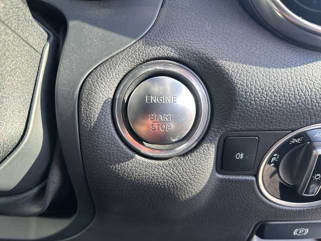 メルセデス・ベンツ ＳＬＫ２００ 福岡県 2014(平26)年 7.5万km シルバー ガラスルーフ/純正ナビ（フルセグテレビ/Bluetooth/CD）/クルーズコントロール/LEDヘッドライト/オートライト/革シート/シートヒーター/パワーシート/純正18インチアルミホイール/ステアリングスイッチ/USBポート/横滑り防止装置/盗難防止装置/コーナーセンサー/スマートキー/ETC/ドライブレコーダー（前方のみ）/保証書/取扱説明書