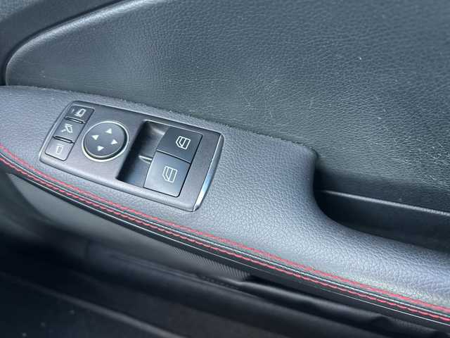 メルセデス・ベンツ ＳＬＫ２００ 福岡県 2014(平26)年 7.5万km シルバー ガラスルーフ/純正ナビ（フルセグテレビ/Bluetooth/CD）/クルーズコントロール/LEDヘッドライト/オートライト/革シート/シートヒーター/パワーシート/純正18インチアルミホイール/ステアリングスイッチ/USBポート/横滑り防止装置/盗難防止装置/コーナーセンサー/スマートキー/ETC/ドライブレコーダー（前方のみ）/保証書/取扱説明書