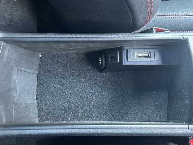 メルセデス・ベンツ ＳＬＫ２００ 福岡県 2014(平26)年 7.5万km シルバー ガラスルーフ/純正ナビ（フルセグテレビ/Bluetooth/CD）/クルーズコントロール/LEDヘッドライト/オートライト/革シート/シートヒーター/パワーシート/純正18インチアルミホイール/ステアリングスイッチ/USBポート/横滑り防止装置/盗難防止装置/コーナーセンサー/スマートキー/ETC/ドライブレコーダー（前方のみ）/保証書/取扱説明書