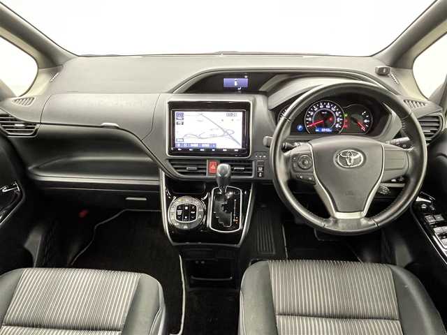 トヨタ ヴォクシー ZS 煌 愛知県 2018(平30)年 7万km ホワイトパールクリスタルシャイン ディーラー純正9型SDナビNSZT-Y68T/　CD DVD BT フルセグTV/バックカメラ/純正12.1型フリップダウンモニター（V12T-R68C）/両側パワースライドドア/プリクラッシュセーフティシステム/レーンキープアシスト/クルーズコントロール/前後クリアランスソナー/オートハイビーム/オートライト/LEDヘッドライト/フォグランプ/アイドリングストップ/レーンキープアシスト/横滑り防止装置/MTモード付AT/ビルトインETC/純正前方ドライブレコーダー/ロールサンシェード/ISOFIX/PWオールオート/電動格納ウィンカーミラー/ドアバイザー/純正フロアマット/革巻きステアリング/ステアリングスイッチ/プッシュスタート/スマートキー