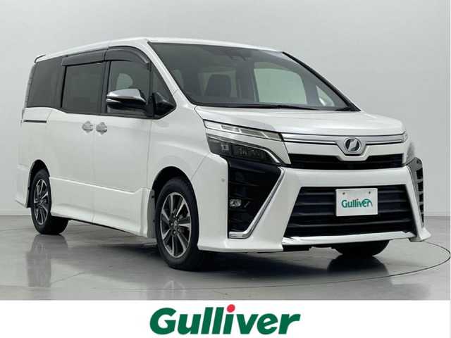 トヨタ ヴォクシー ZS 煌 愛知県 2018(平30)年 7万km ホワイトパールクリスタルシャイン ディーラー純正9型SDナビNSZT-Y68T/　CD DVD BT フルセグTV/バックカメラ/純正12.1型フリップダウンモニター（V12T-R68C）/両側パワースライドドア/プリクラッシュセーフティシステム/レーンキープアシスト/クルーズコントロール/前後クリアランスソナー/オートハイビーム/オートライト/LEDヘッドライト/フォグランプ/アイドリングストップ/レーンキープアシスト/横滑り防止装置/MTモード付AT/ビルトインETC/純正前方ドライブレコーダー/ロールサンシェード/ISOFIX/PWオールオート/電動格納ウィンカーミラー/ドアバイザー/純正フロアマット/革巻きステアリング/ステアリングスイッチ/プッシュスタート/スマートキー