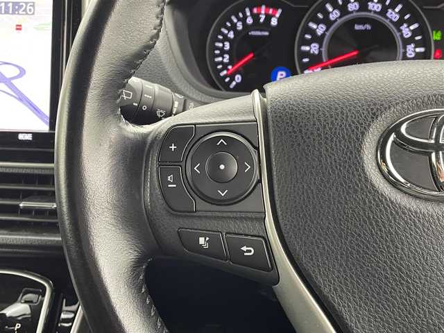 トヨタ ヴォクシー ZS 煌 愛知県 2018(平30)年 7万km ホワイトパールクリスタルシャイン ディーラー純正9型SDナビNSZT-Y68T/　CD DVD BT フルセグTV/バックカメラ/純正12.1型フリップダウンモニター（V12T-R68C）/両側パワースライドドア/プリクラッシュセーフティシステム/レーンキープアシスト/クルーズコントロール/前後クリアランスソナー/オートハイビーム/オートライト/LEDヘッドライト/フォグランプ/アイドリングストップ/レーンキープアシスト/横滑り防止装置/MTモード付AT/ビルトインETC/純正前方ドライブレコーダー/ロールサンシェード/ISOFIX/PWオールオート/電動格納ウィンカーミラー/ドアバイザー/純正フロアマット/革巻きステアリング/ステアリングスイッチ/プッシュスタート/スマートキー