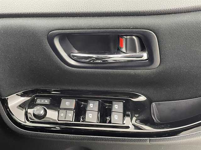 トヨタ ヴォクシー ZS 煌 愛知県 2018(平30)年 7万km ホワイトパールクリスタルシャイン ディーラー純正9型SDナビNSZT-Y68T/　CD DVD BT フルセグTV/バックカメラ/純正12.1型フリップダウンモニター（V12T-R68C）/両側パワースライドドア/プリクラッシュセーフティシステム/レーンキープアシスト/クルーズコントロール/前後クリアランスソナー/オートハイビーム/オートライト/LEDヘッドライト/フォグランプ/アイドリングストップ/レーンキープアシスト/横滑り防止装置/MTモード付AT/ビルトインETC/純正前方ドライブレコーダー/ロールサンシェード/ISOFIX/PWオールオート/電動格納ウィンカーミラー/ドアバイザー/純正フロアマット/革巻きステアリング/ステアリングスイッチ/プッシュスタート/スマートキー